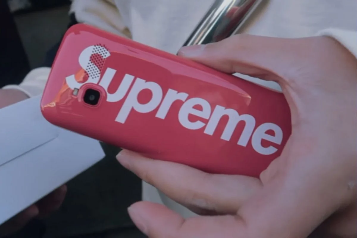 Supreme Burner Phone to najzwyklejszy telefon, ale ma na sobie olbrzymie logo Supreme. Wyprzedał się momentalnie