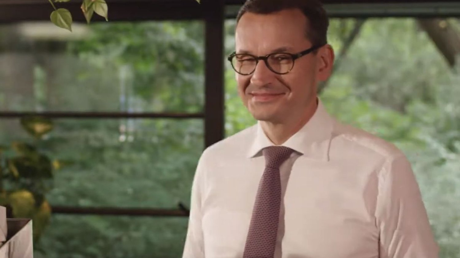 Premier Mateusz Morawiecki w nowym spocie zamawia kawę.