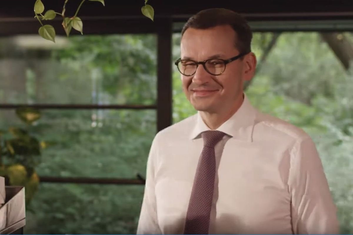 Premier Mateusz Morawiecki w nowym spocie zamawia kawę.