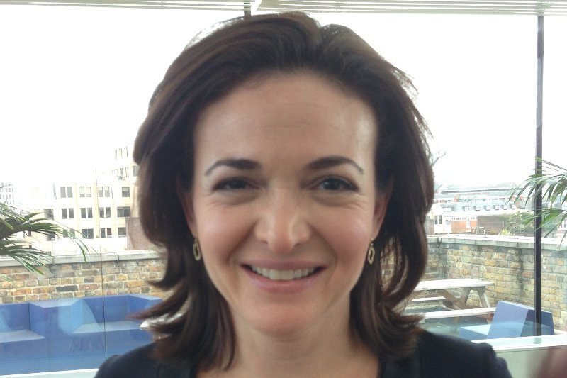 Sheryl Sandberg, zatrudniona na stanowisku CEO w Facebooku, twierdziła, że jej dyplom Harvardu na niewiele się przydał w zdobyciu pracy i rozwoju kariery w firmie założonej przez Marka Zuckerberga