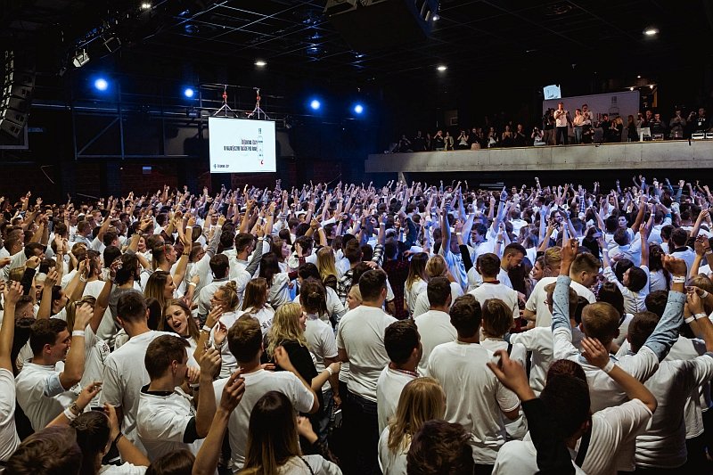 Premiumizacja, nowe technologie i aktywacje. Te trendy kształtują dziś branżę alkoholi. Na zdjęciu bicie Rekordu Guinessa w konkurencji na Najdłuższy Toast pod Ramię