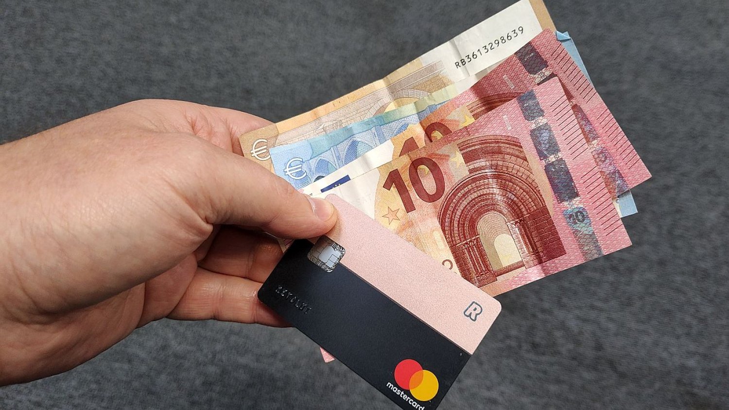 Klienci Revoluta coraz częściej skarżą się za zablokowane środki i brak możliwości kontaktu z konsultantami