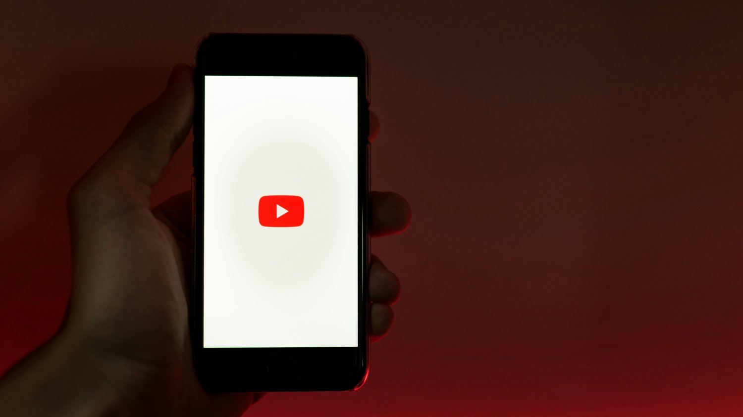 YouTube cofnie ban za dezinformację. Ustępstwo wobec administracji Trumpa? Dezinformowali o pandemii, teraz wracają do gry. YouTube cofa bany