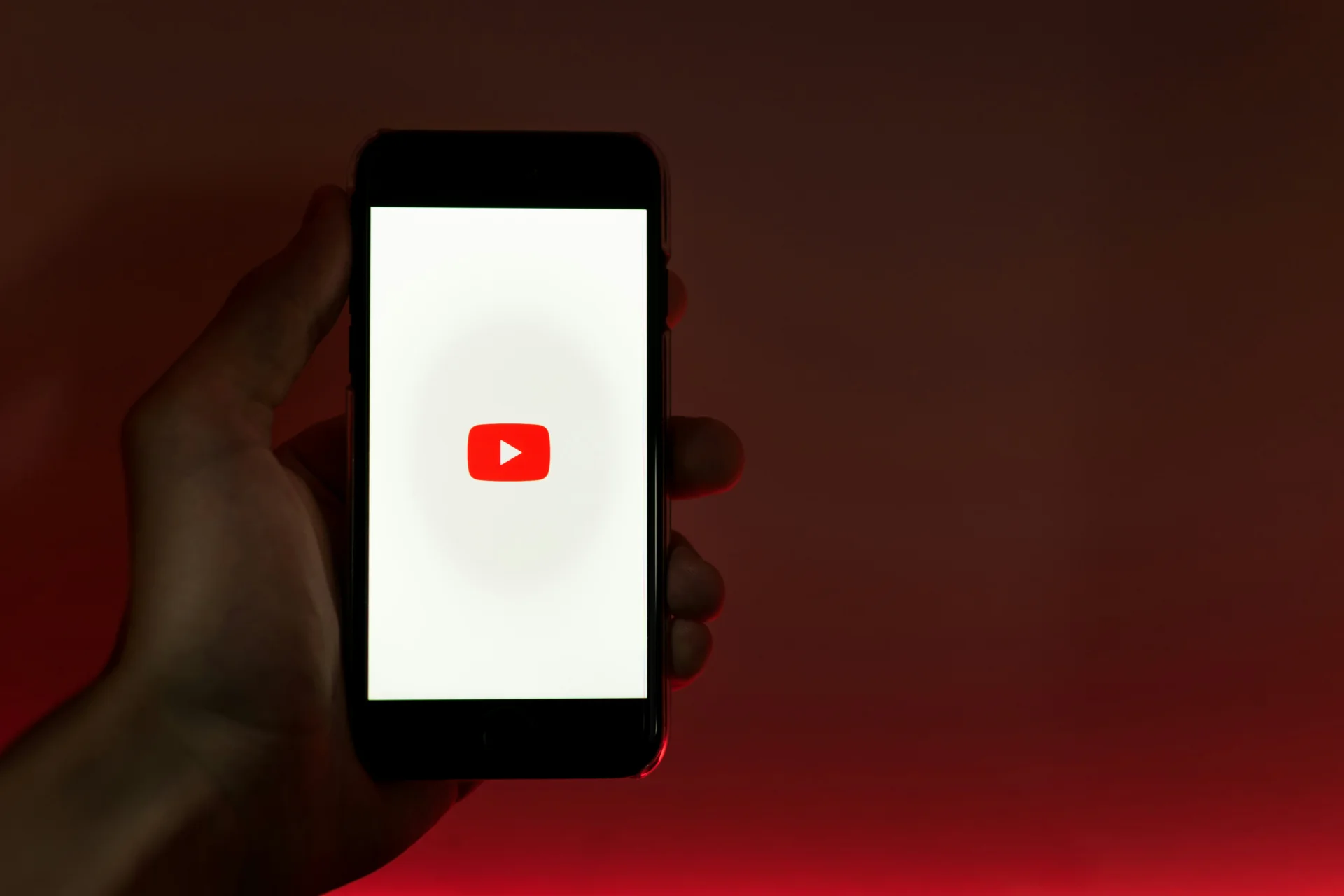 Dezinformowali o pandemii, teraz wracają do gry. YouTube cofa bany