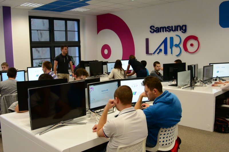 Studenci ZUT podczas zajęć Samsung LABO w oddanej na użytek programu pracowni komputerowej