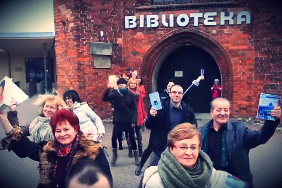 Kadr z teledysku, że Słupsk jest "happy". Dziś jednak nie do końca.