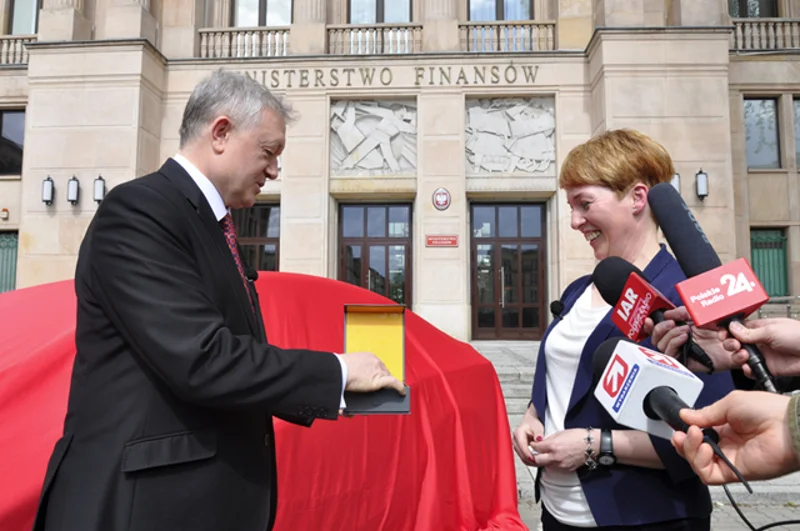 Pani Beata, mieszkanka gminy Alwernia, odbiera z rąk wiceministra Wiesława Janczyka kluczyki do Opel Astry – nagrody głównej Narodowej Loterii Paragonowej
