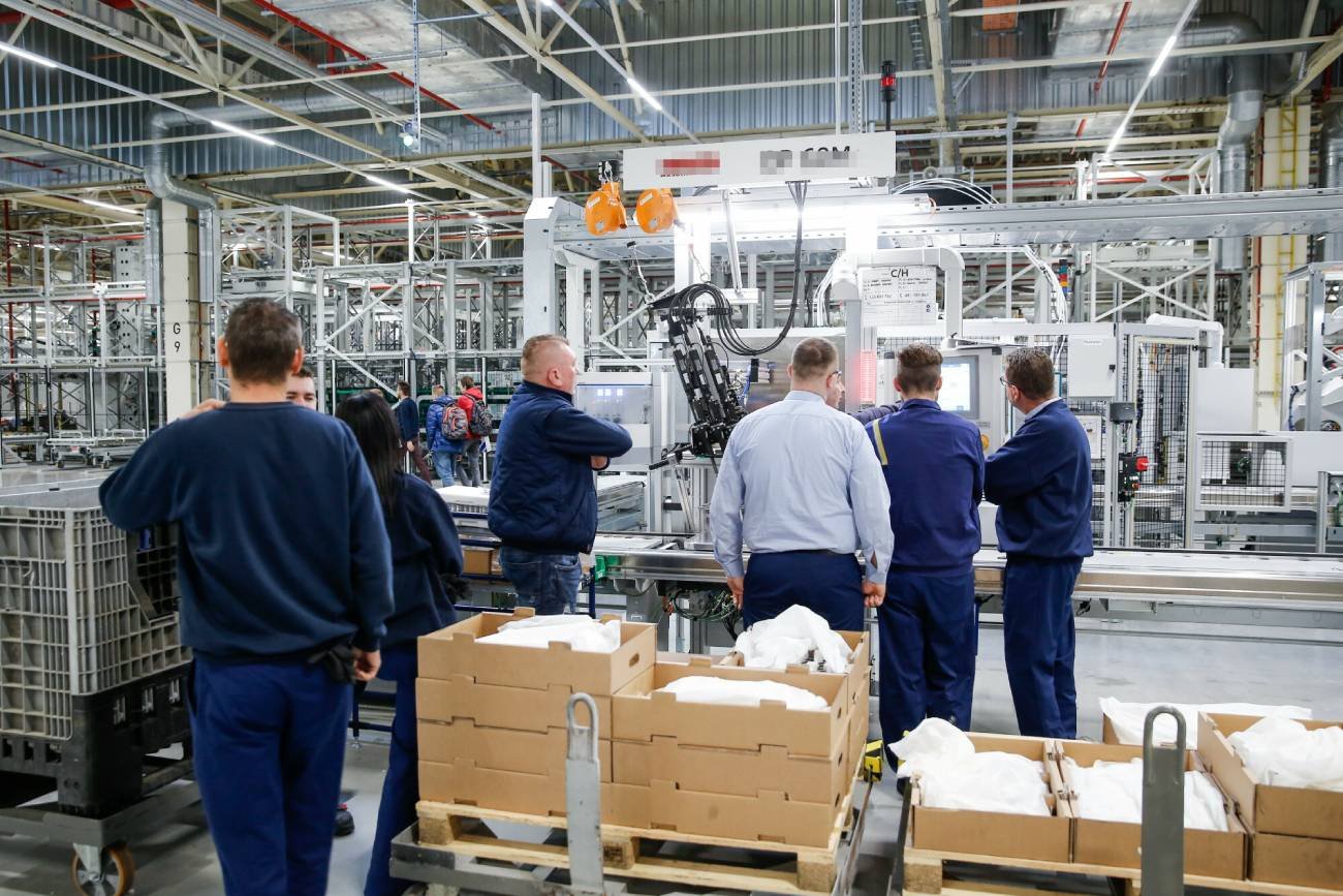 pracownicy w fabryce