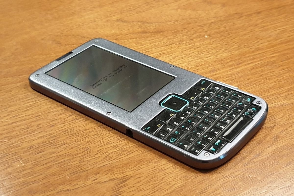 Superbezpieczny telefon Betrusted z wyglądu przypomina klasyczne Blackberry.