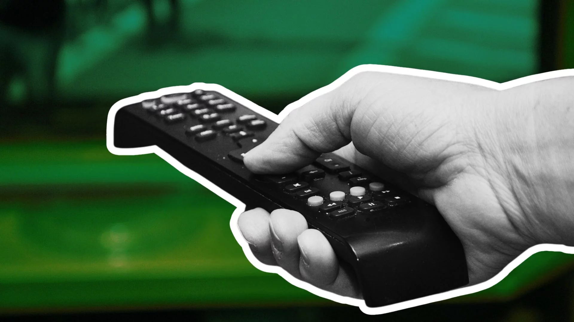 ręka z pilotem do telewizora