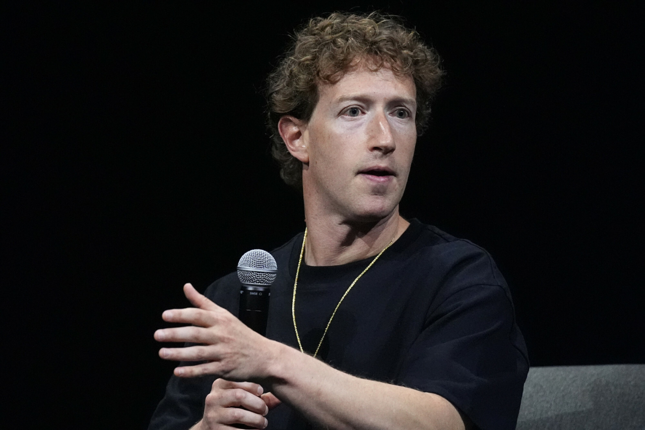Mark Zuckerberg będąc gościem w podcaście Joe Rogana stwierdził, że administracja Joe Bidena zmusiła jego firmę do usuwania treści dotyczących ubocznych skutków szczepionek na COVID-19.