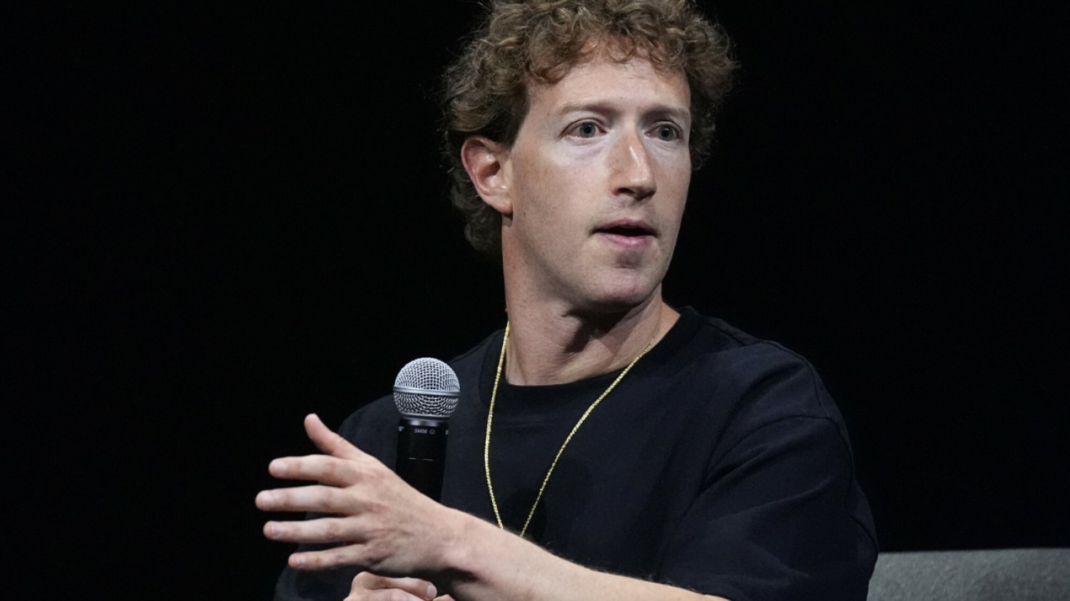 Mark Zuckerberg będąc gościem w podcaście Joe Rogana stwierdził, że administracja Joe Bidena zmusiła jego firmę do usuwania treści dotyczących ubocznych skutków szczepionek na COVID-19.