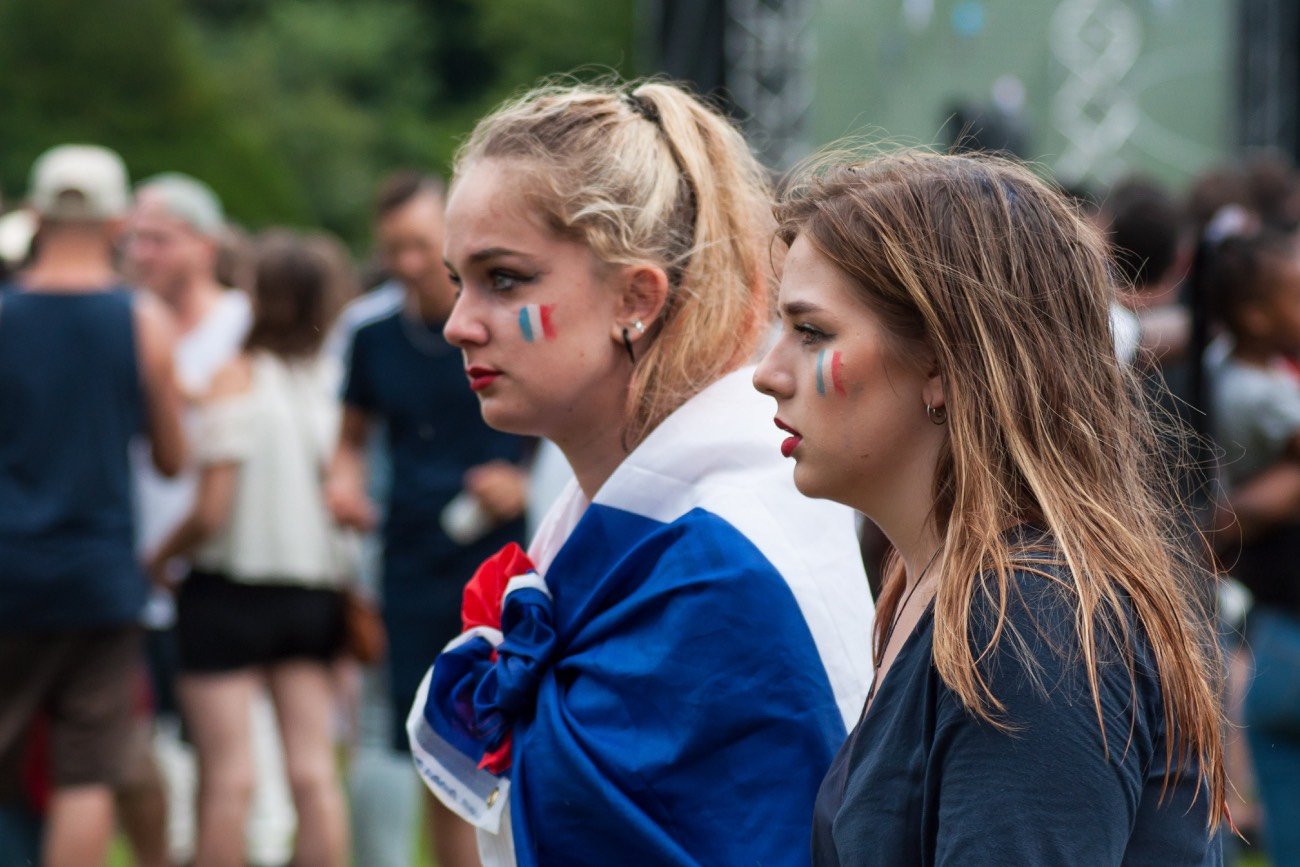 dwie kobiety z flagą Francji