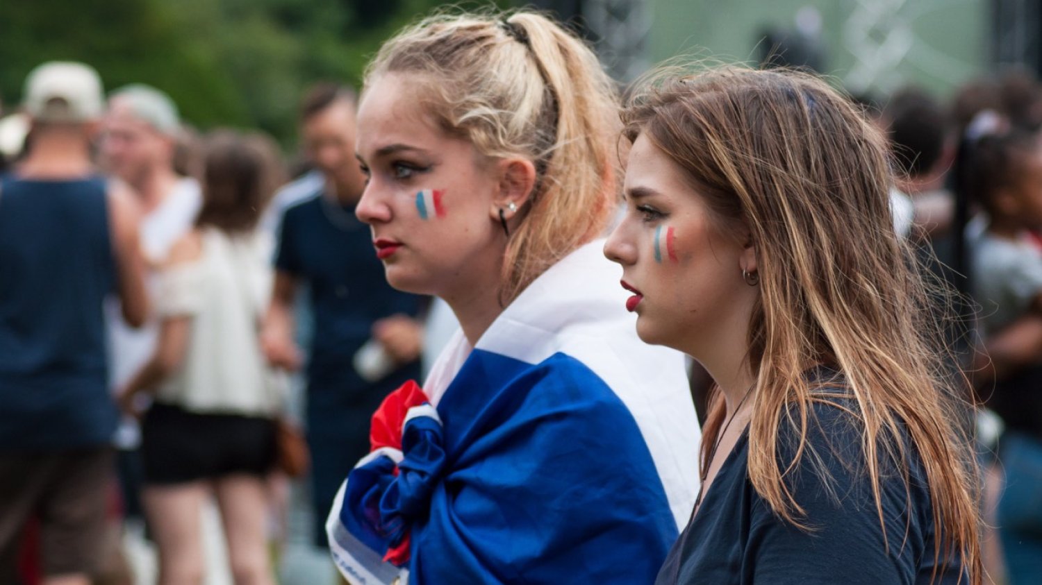 dwie kobiety z flagą Francji