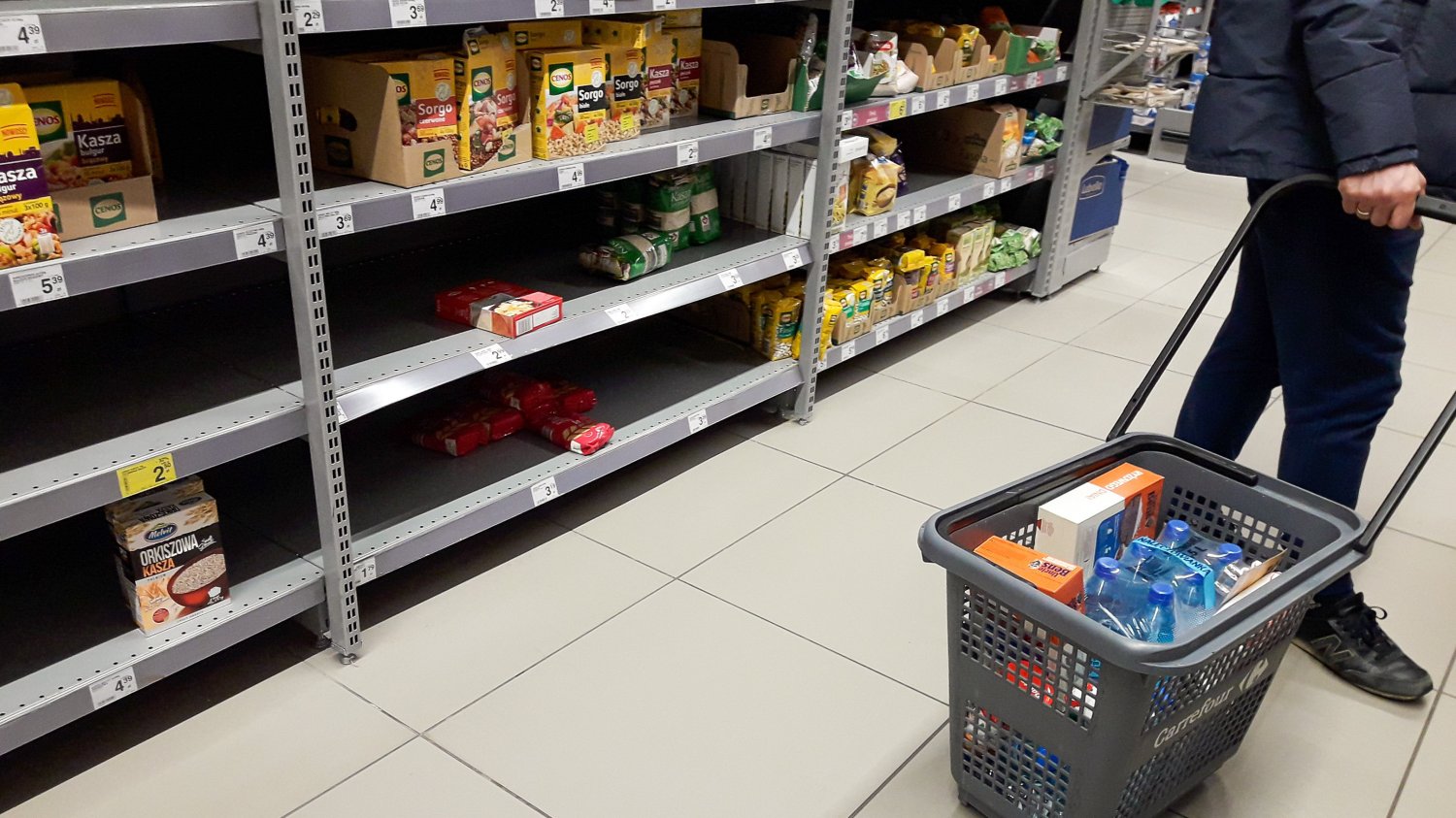 Polacy drżą z obawy, że z powodu koronawirusa w sklepach zabraknie żywności. Sieci handlowe uspokajają klientów, że nie przerwą łańcuchów dostaw.