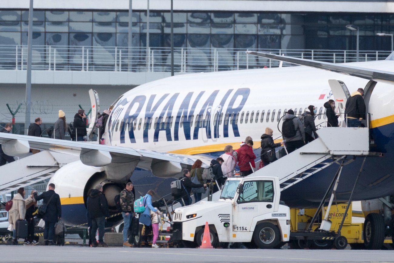 Pasażerowie wsiadający do samolotu Ryanair