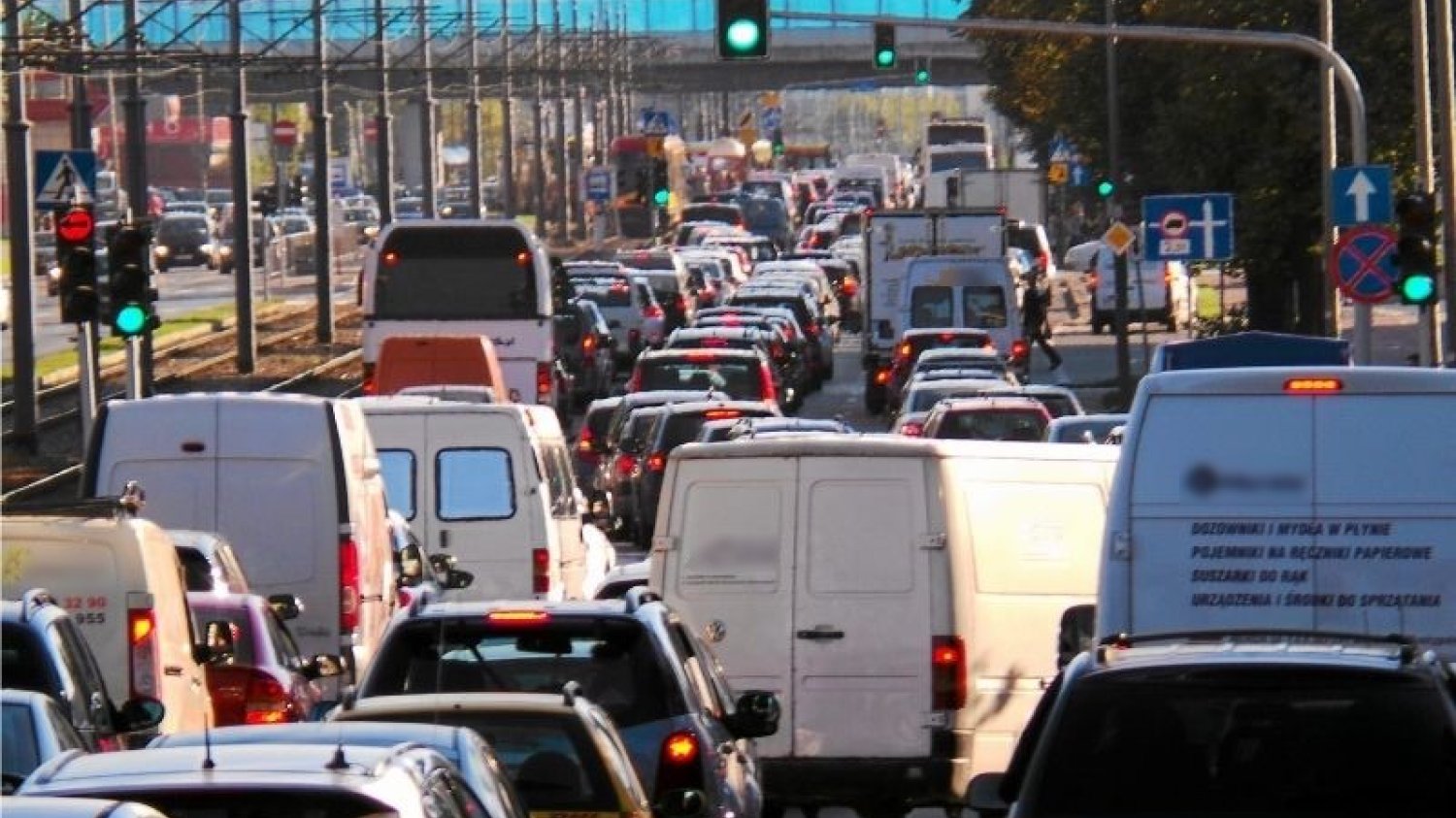Rząd chce wprowadzić w polskich miastach strefy czystego transportu.