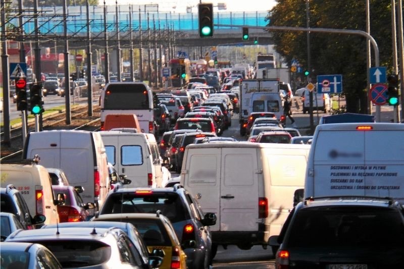 Rząd chce wprowadzić w polskich miastach strefy czystego transportu.