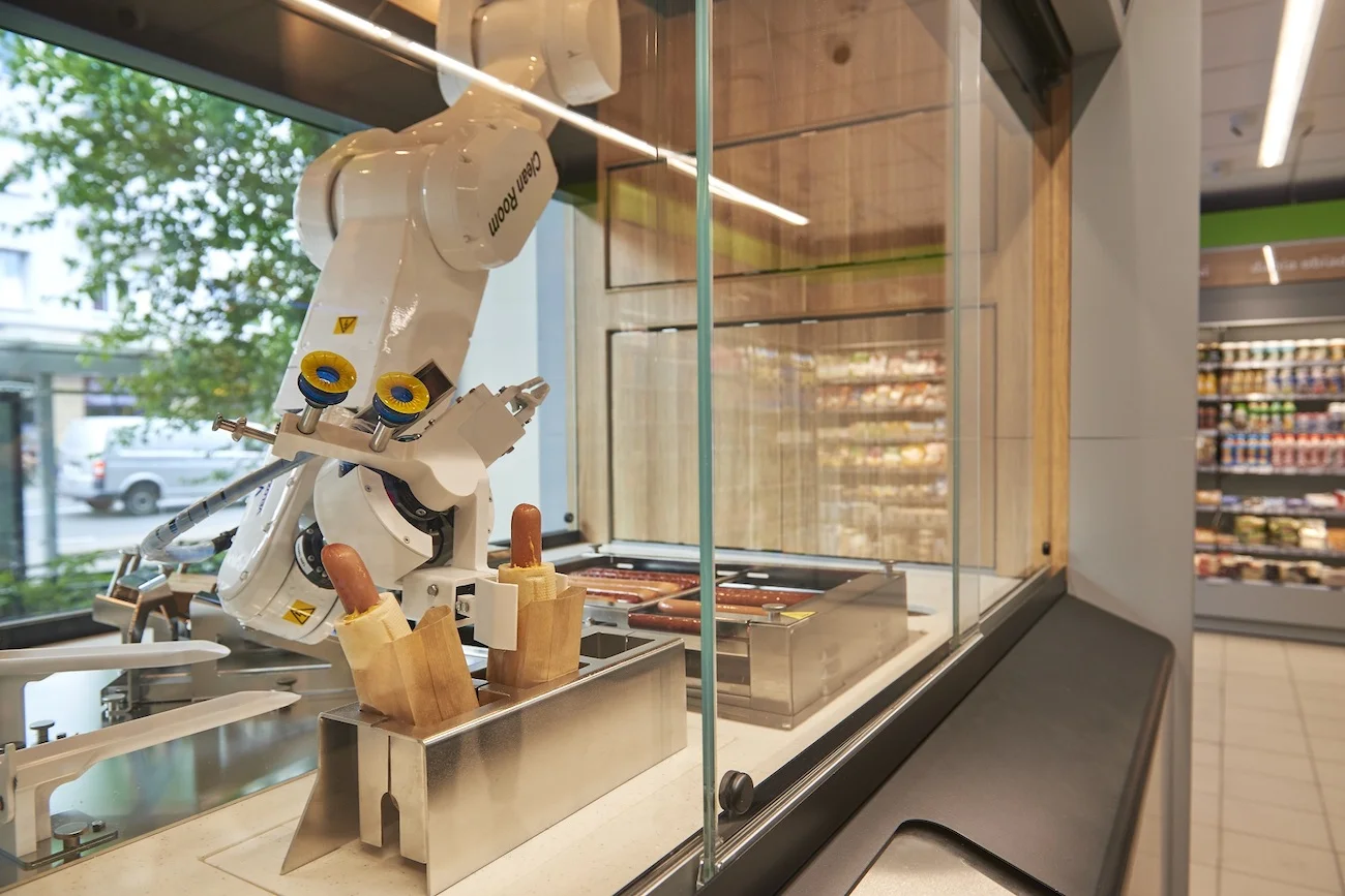W Żabce w Warszawie robot Robbie robi klientom hot dogi