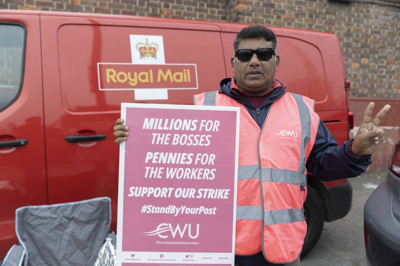 Protestujący pracownik Royal Mail.