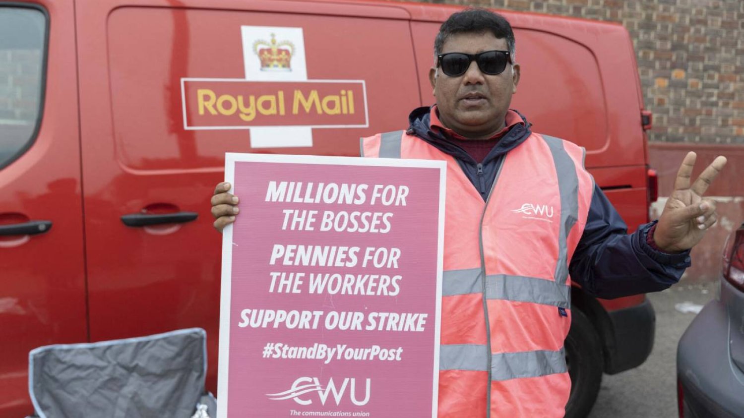 Protestujący pracownik Royal Mail.