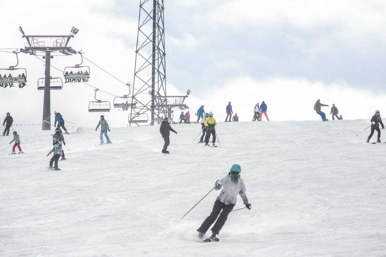 Narciarze na zaśnieżonym stoku