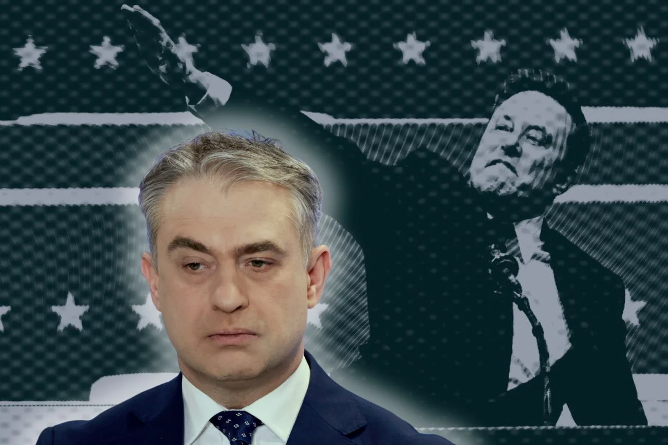 Krzysztof Gawkowski na tle niesławnego pozdrowienia Elona Muska.