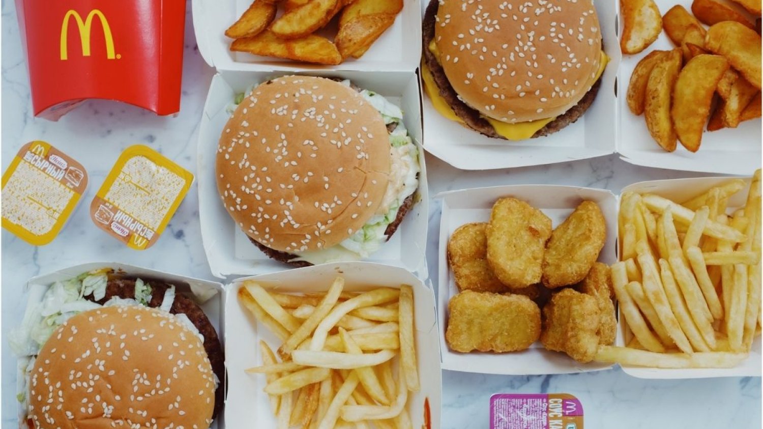 McDonald's tłumaczy, skąd biorą się "wieczne" burgery.