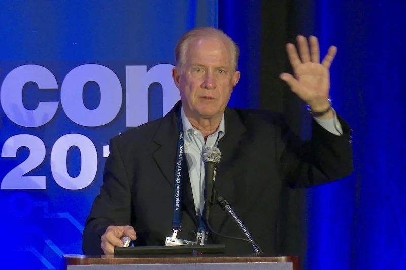 Tom Kalinske, prezes Sega of America w latach 1990-1996, swoim nieszablonowym podejściem wywrócił do góry nogami branżę gier wideo, przełamując dominację Nintendo. Na zdjęciu główny bohater powieści ''Wojny konsolowe'' podczas konferencji TiEcon 2017