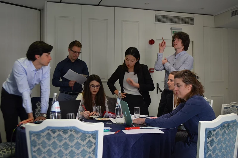 Jednej z zespołów przy pracy nad projektem w trakcie tegorocznej edycji P&G IT Business Challenge