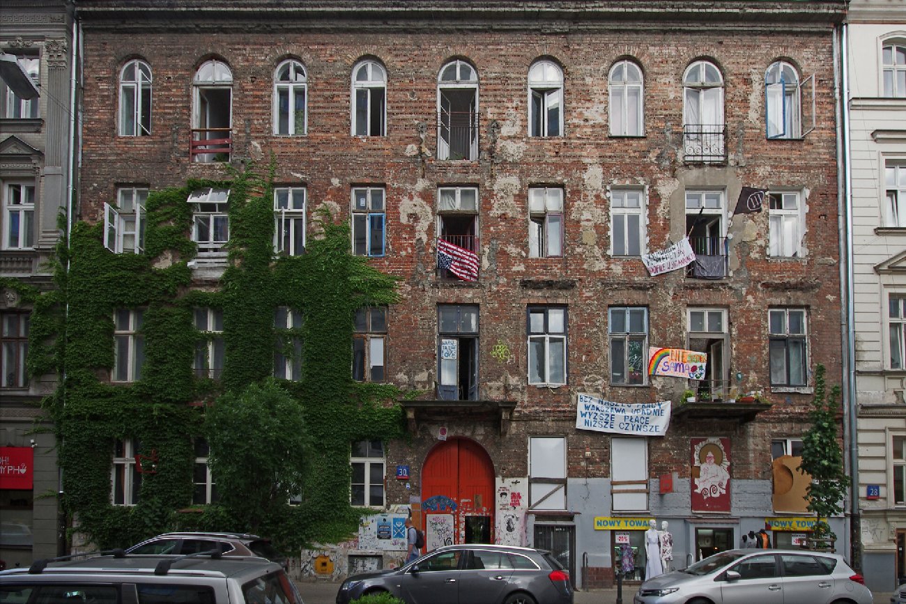 Warszawa ulica Wilcza, zabytkowa kamienica zamieszkana przez lokatorów