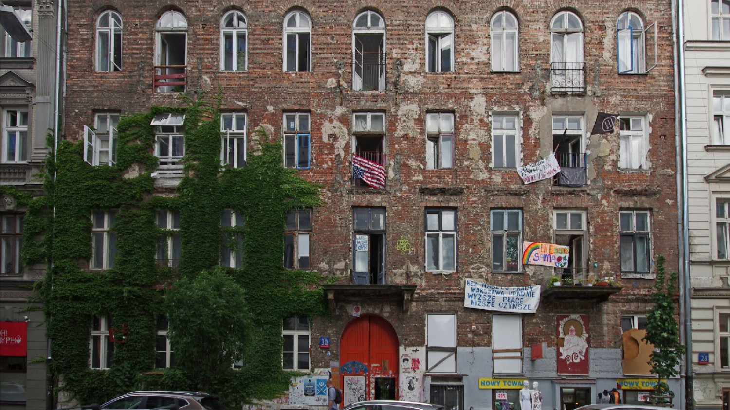Warszawa ulica Wilcza, zabytkowa kamienica zamieszkana przez lokatorów
