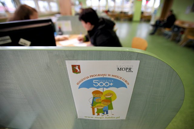 Polacy uważają, że podniesienie świadczenia 500+ do 1000 zł nie jest najlepszym pomysłem