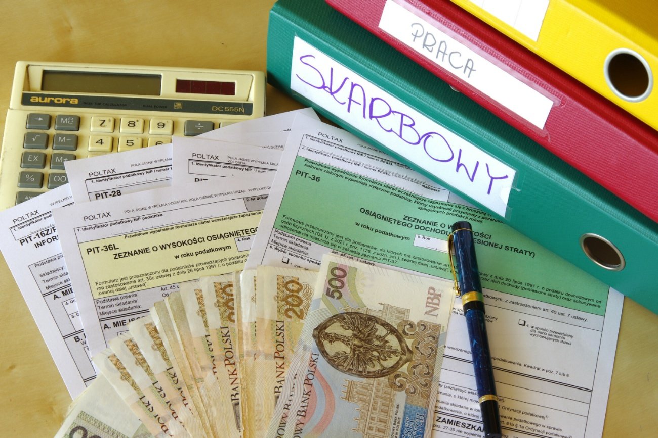 PIT, kalkulator, pieniądze, segregator.