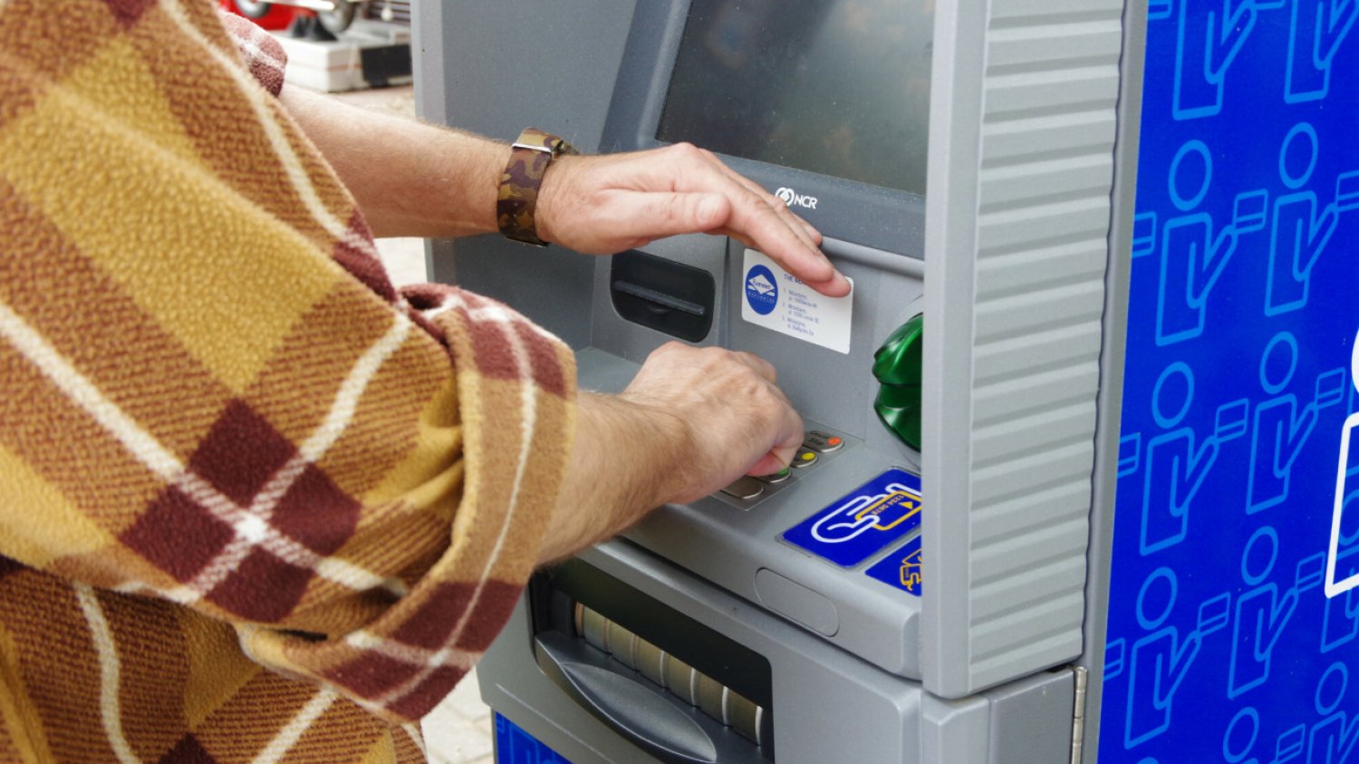 Wypłata pieniędzy z bankomatu