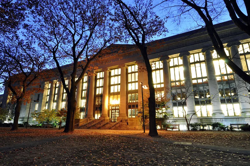Alfred Postell jest absolwentem Harvard Law School, jednego z najbardziej prestiżowych wydziałów prawa na świecie. Mimo znakomitego wykształcenia jego życie nie potoczyło się tak jak większości osób, które opuściły mury renomowanej uczelni