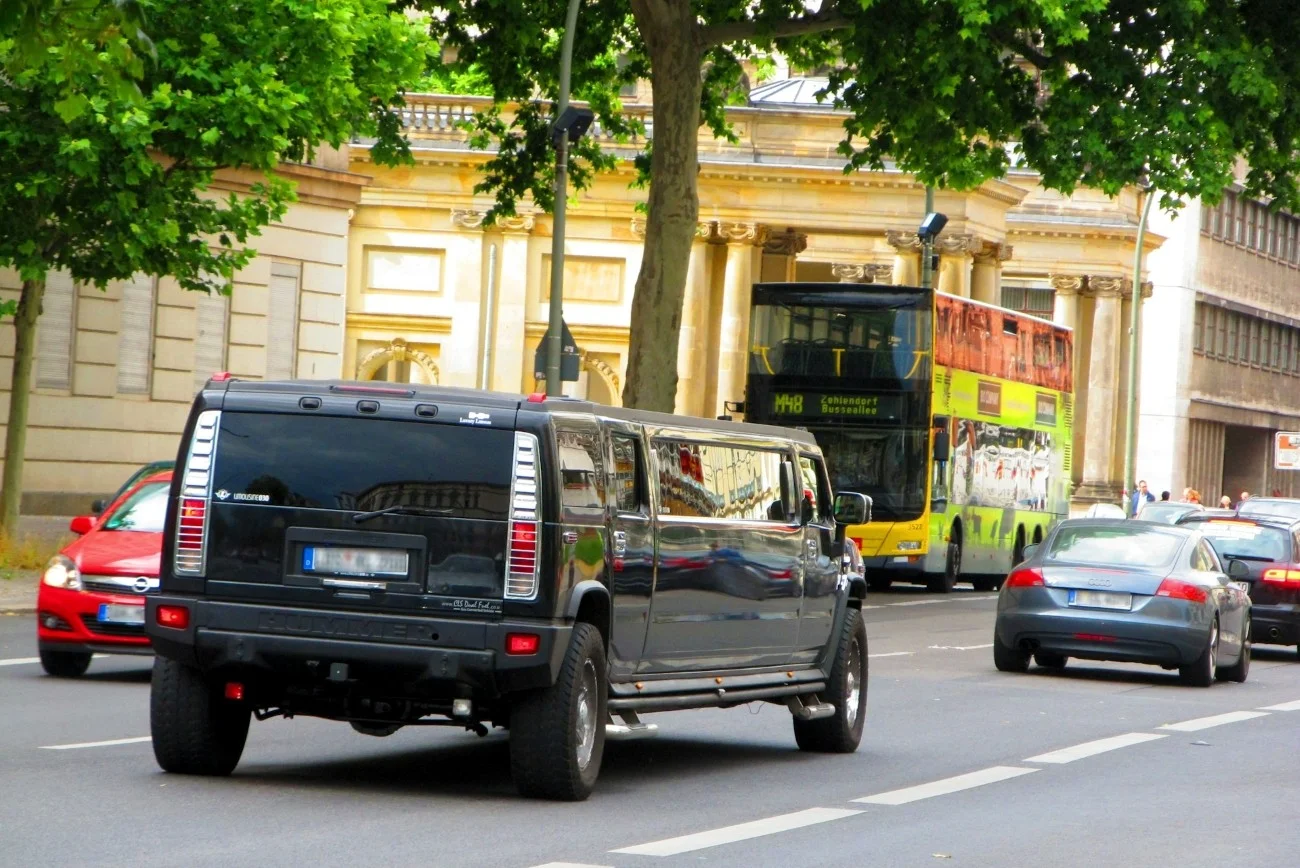 Samochody jadące ulicą Berlina.