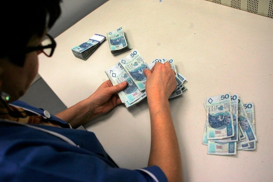 Obniżki pensji stają się faktem. Koronawirus drenuje finanse nie tylko firmowe, lecz także nasze, prywatne. Rząd zaleca obniżki pensji, by - jak mówi - ratować firmy przed upadkiem.