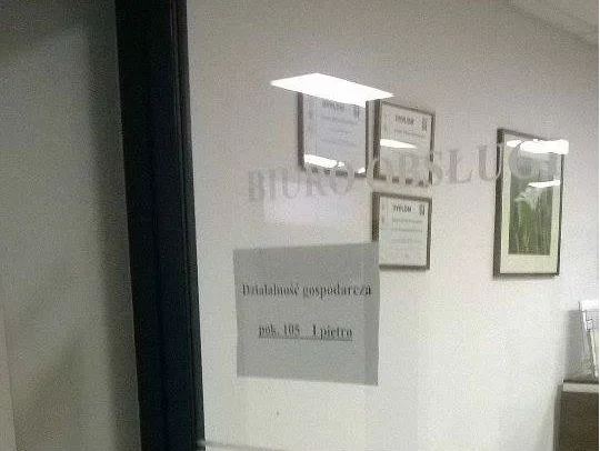 Najważniejsza informacja dla przyszłych przedsiębiorców zawieszona na słabo skserowanej kartce A4