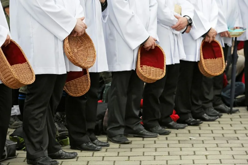 Kuria liczy na wielką kasę.