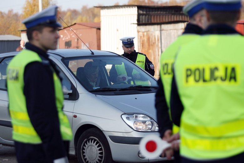 Na drogach znów wzrasta zagrożenie, policja zapowiada ostrzejsze kontrole