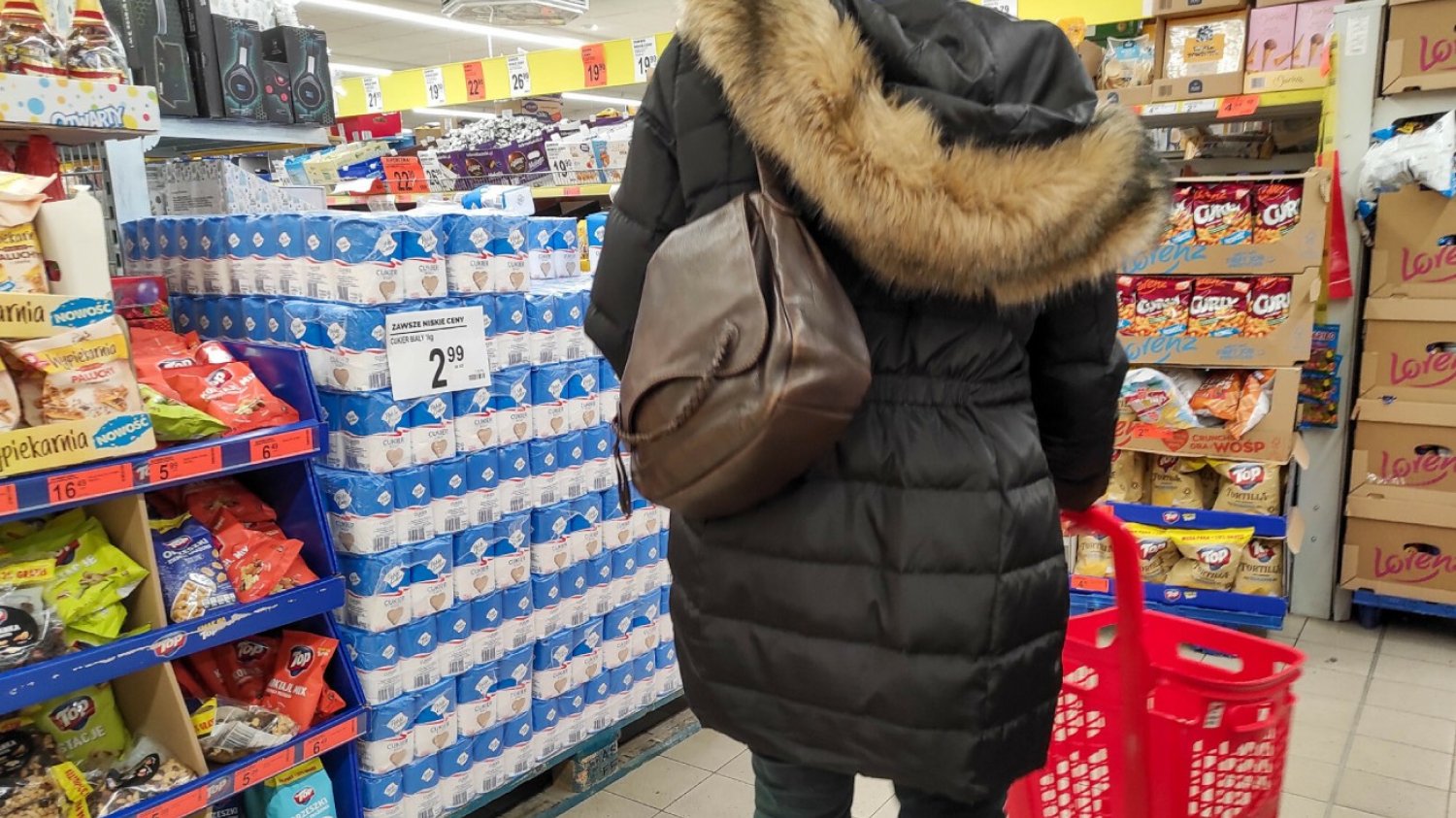 kobieta na zakupach spożywczych