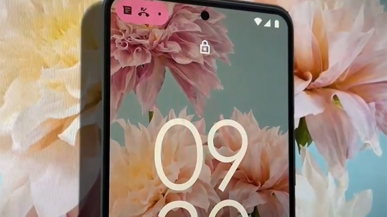 W Androidzie 12 oko przykuwa m.in. nowy model wyświetlania powiadomień w rogu smartfona.