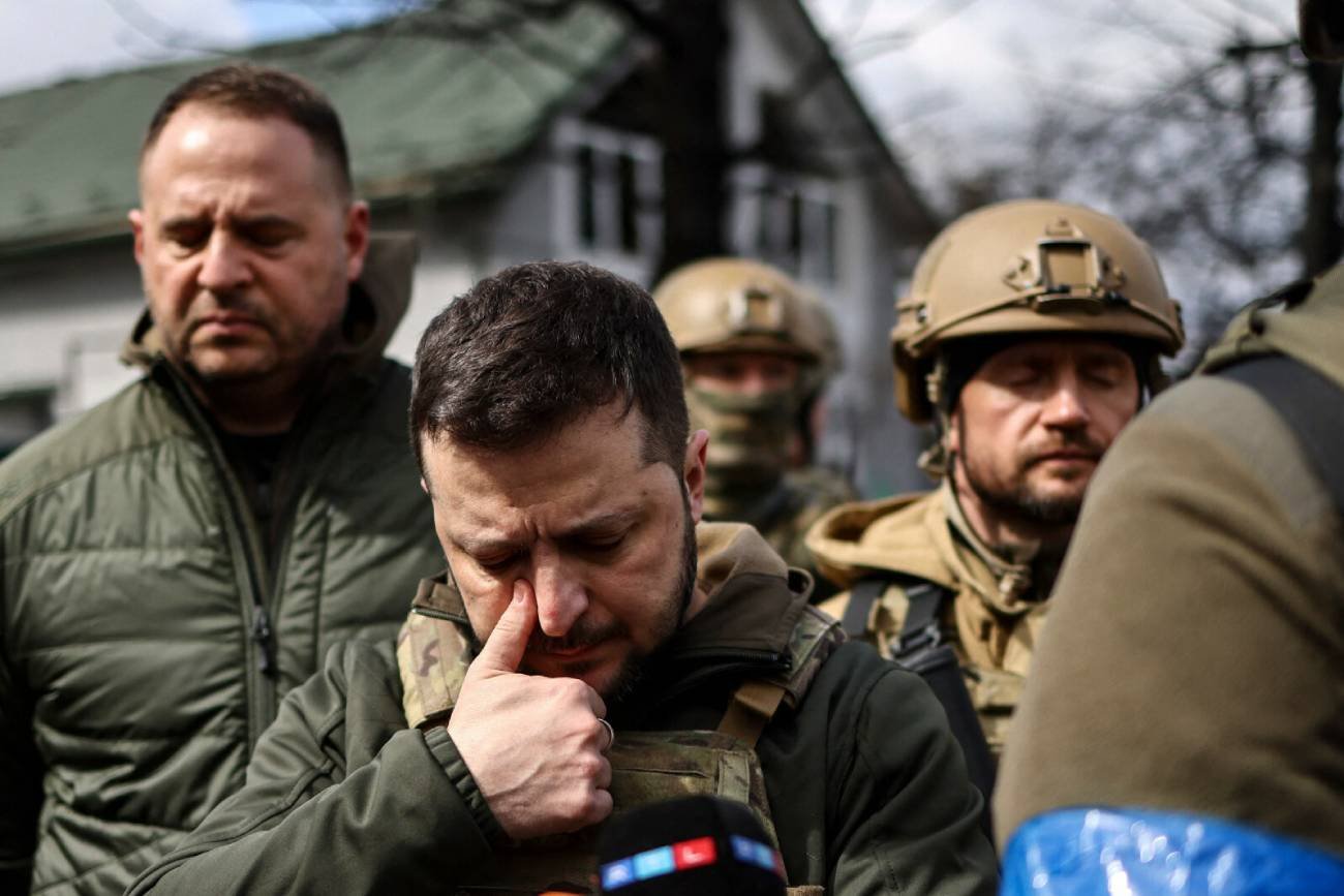 Wołodymyr Zełenski w Buczy, w trakcie inspekcji – tuż po odkryciu ofiar masakry.