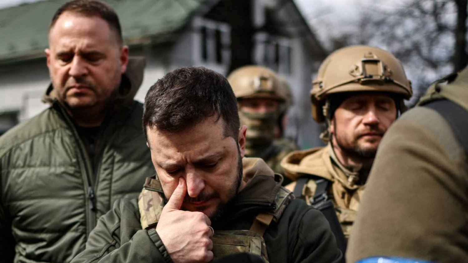Wołodymyr Zełenski w Buczy, w trakcie inspekcji – tuż po odkryciu ofiar masakry.