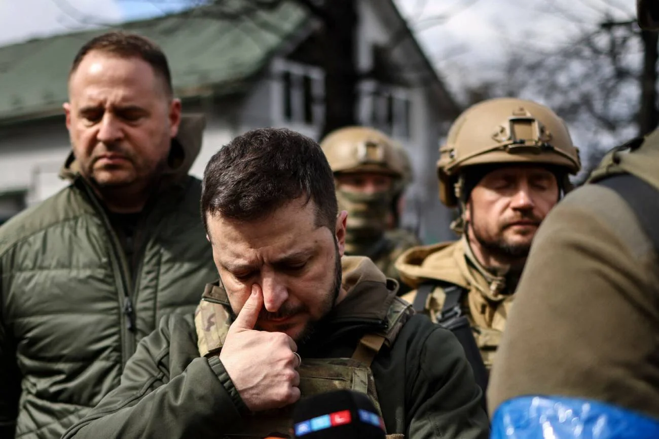 Wołodymyr Zełenski w Buczy, w trakcie inspekcji – tuż po odkryciu ofiar masakry.
