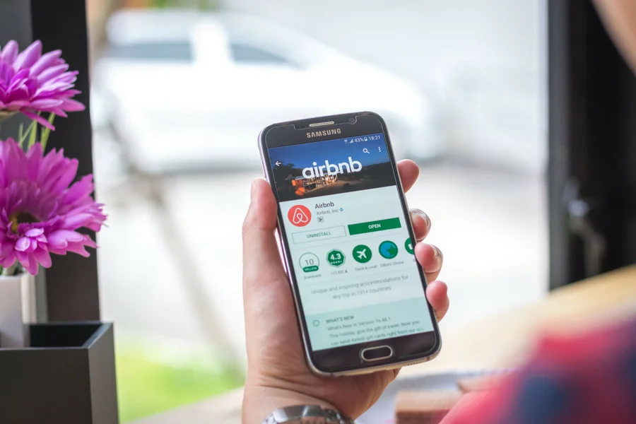 AirBNB to z polskiej perspektywy czasem kłopotliwy tour-operator: komunikacja z serwisem bywa znacznie utrudniona.