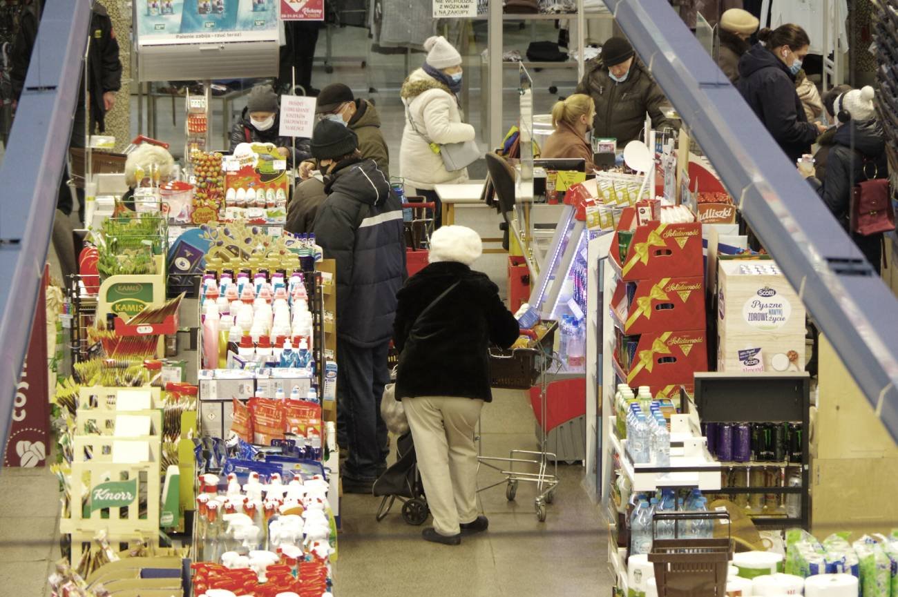 W 2023 roku spadła liczba klientów sklepach.