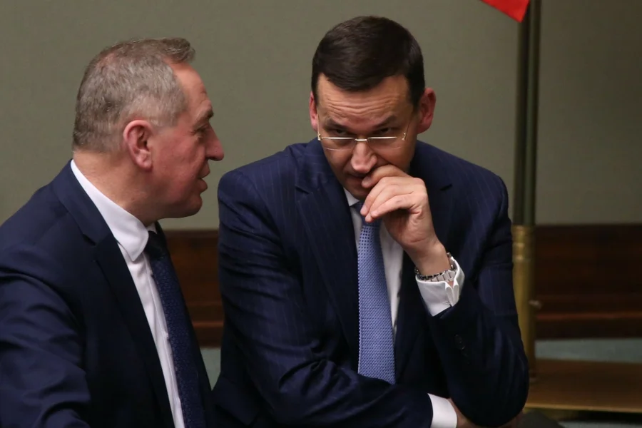 Wicepremier Mateusz Morawiecki (z prawej) jest "rozczarowany" prezydenckim wetem.