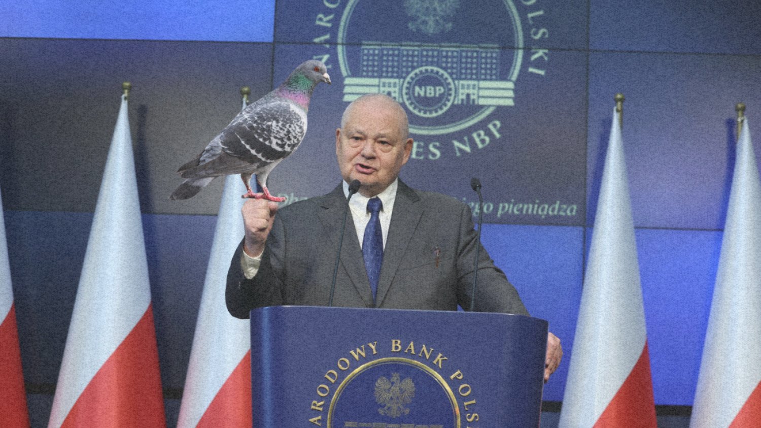 Adam Glapiński i gołąb.